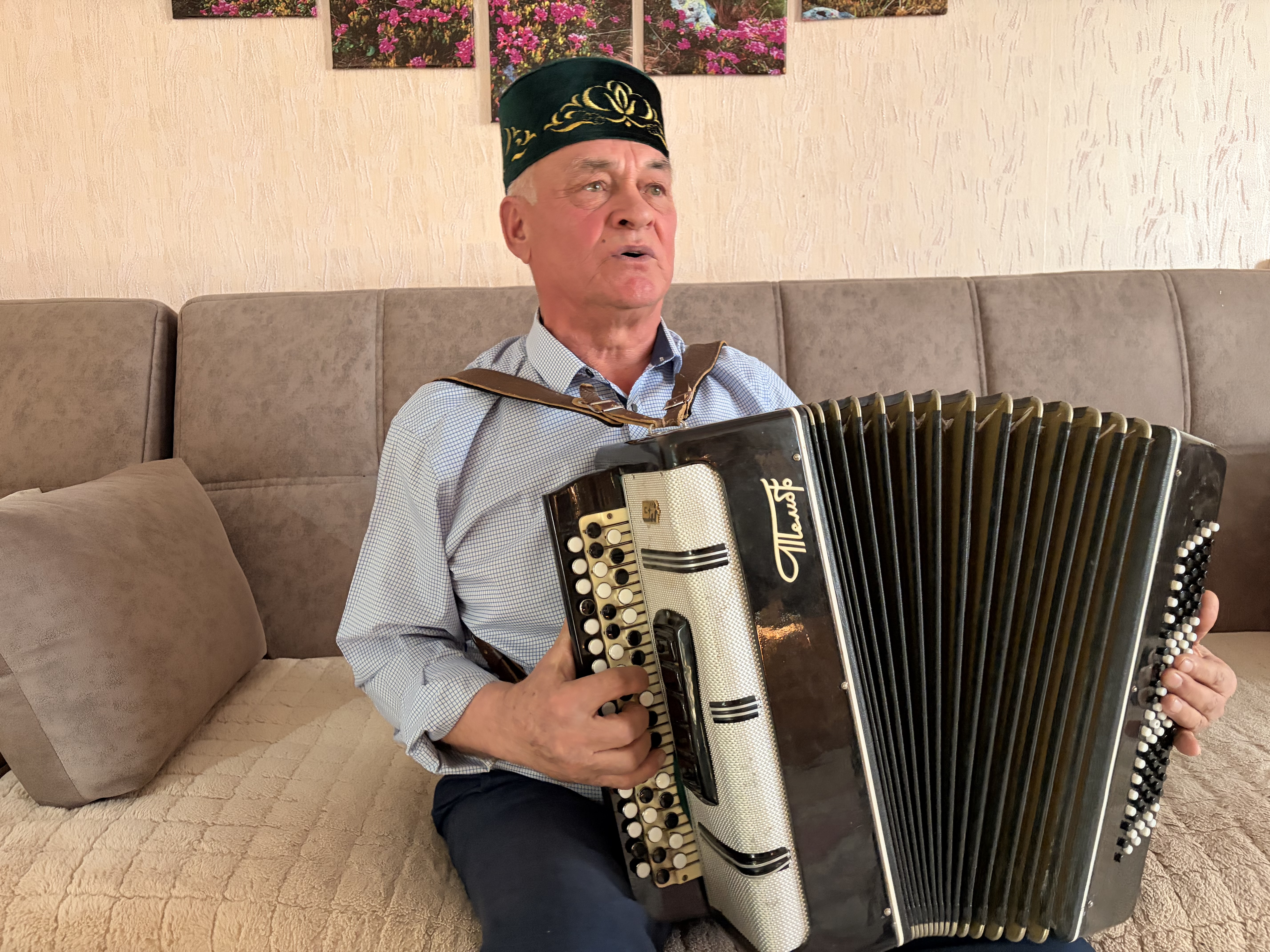 Яңа Бәзәкәнең гармун уйнау остасы Миңнехәлил Ногоманов. / М.Ягъфәрова фотосы