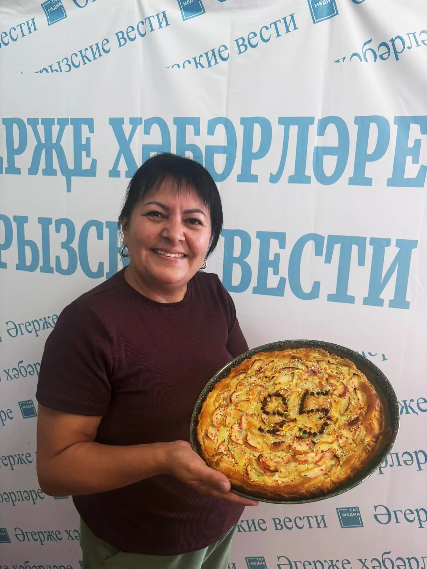 Журналист Миляуша Ягъфарова с Цветаевским пирогом, украшенным надписью «95»