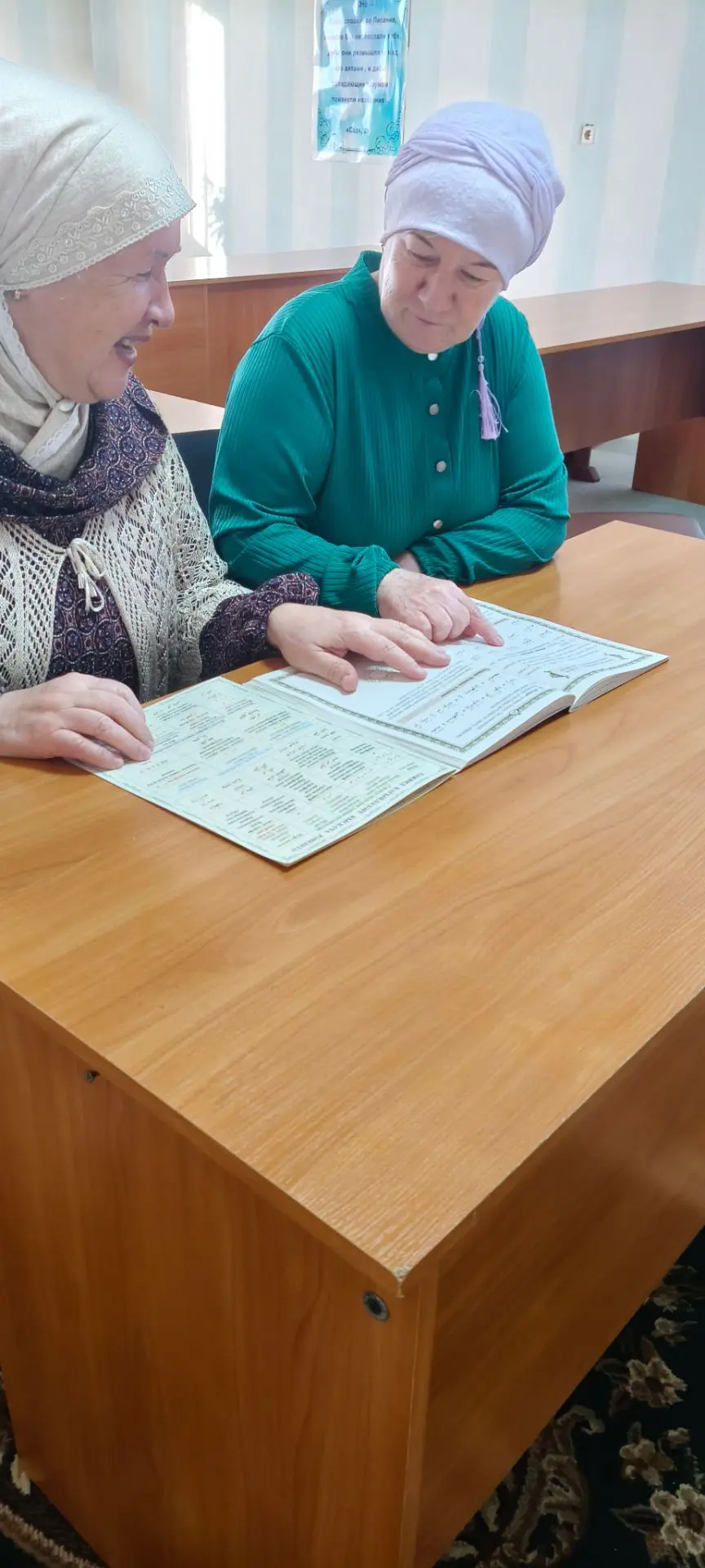 Алсу ханым Векшина (уңда) дин кардәшебез Зенфира Ермузина белән “Нур” мәдрәсәсендә. /Р. ЗАРИПОВА ФОТОСЫ