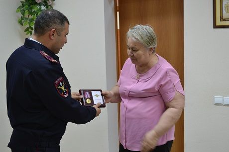 Ветерану миграционной службы вручили медаль