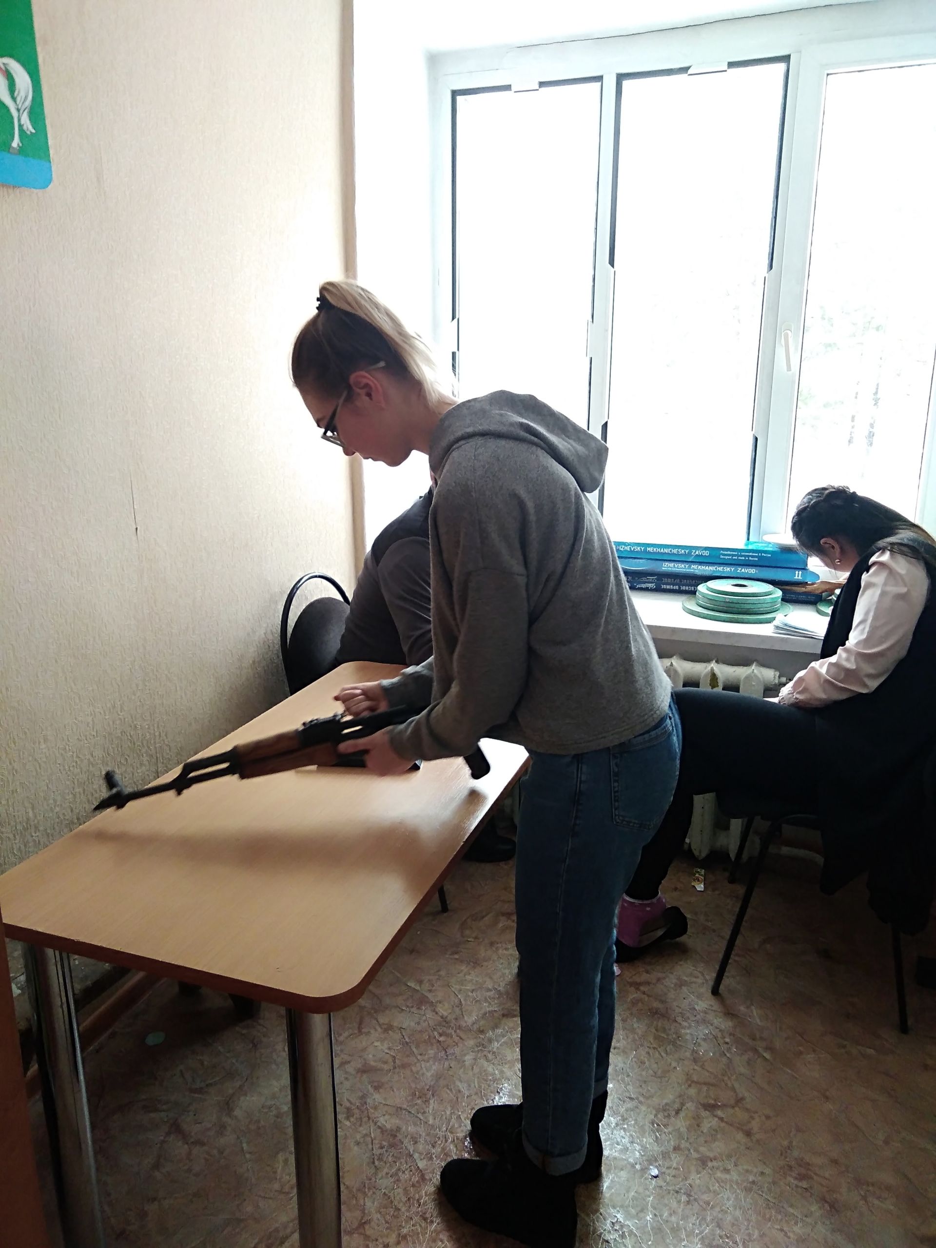 Активисты центра «Форпост»  разбирали и собирали  автомат