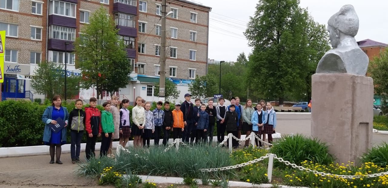 Агрызские учащиеся прошлись по памятным местам родного города