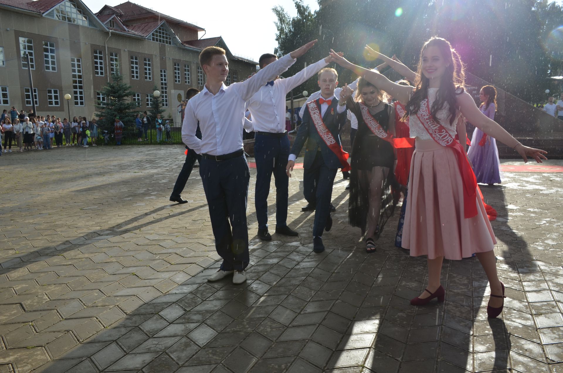 Нынешние выпускники исполнили танцевальные номера на выпускном вечере