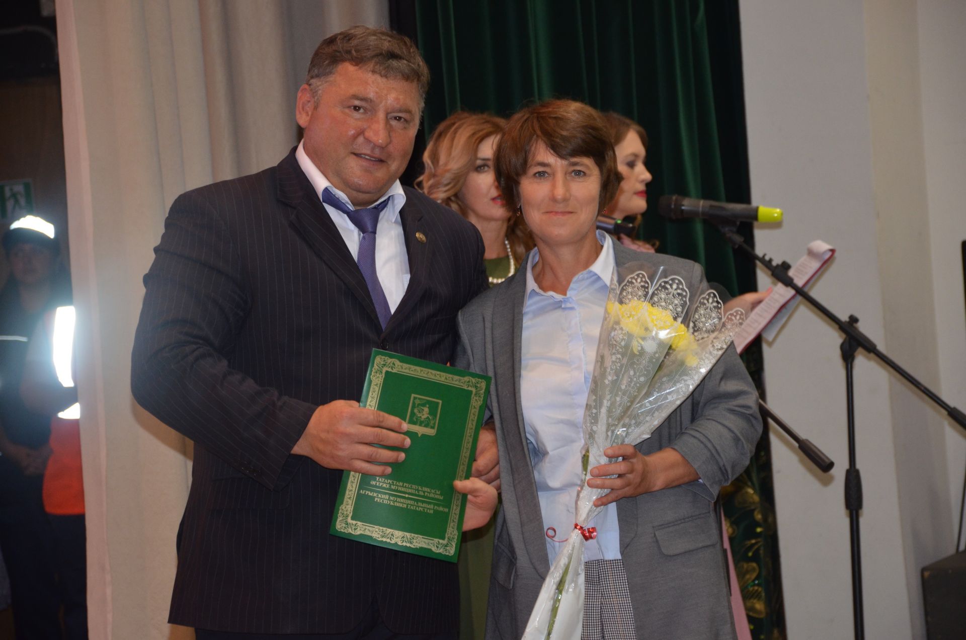 Группа педагогов была отмечена наградами от имени главы района