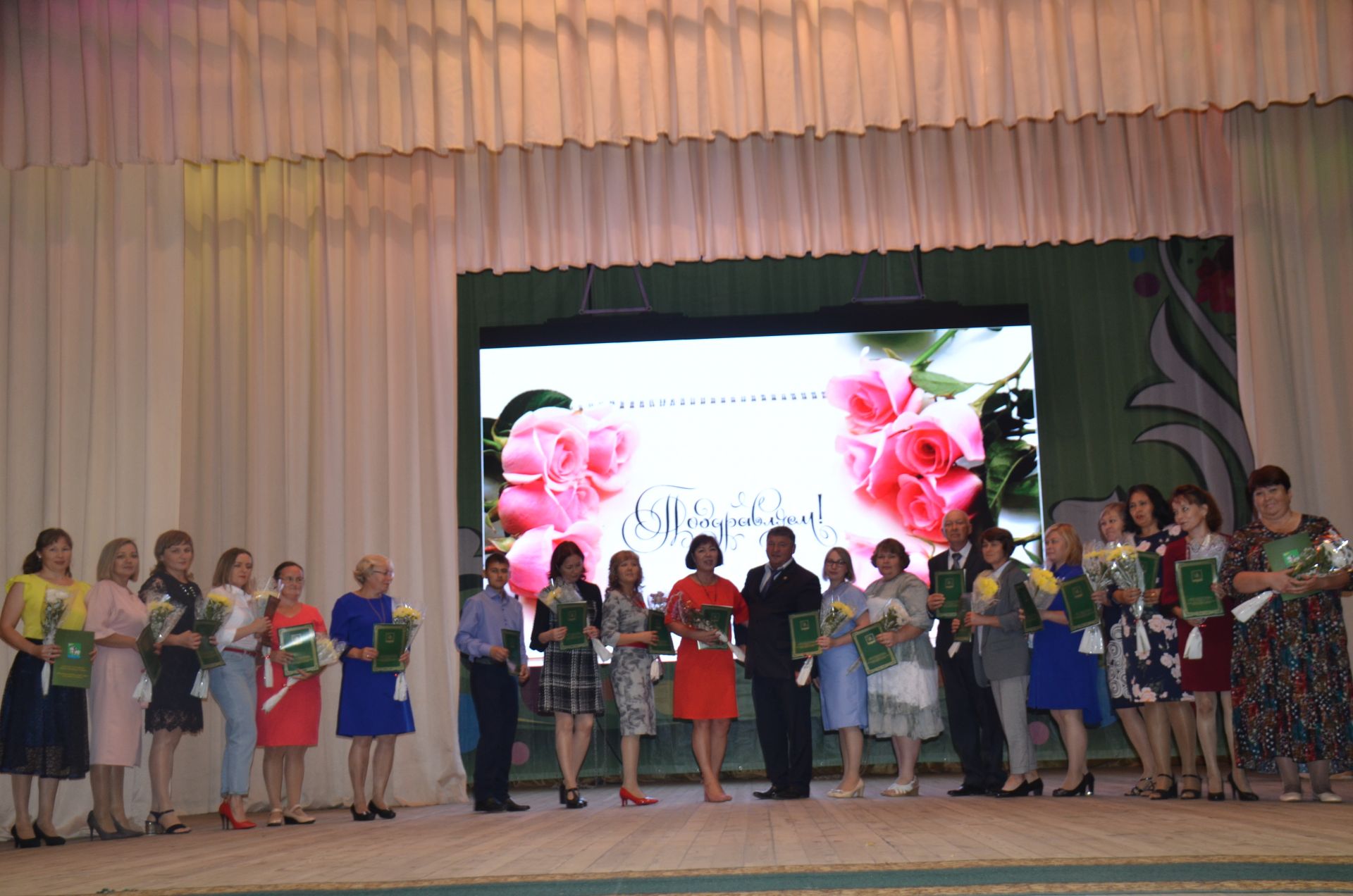 Группа педагогов была отмечена наградами от имени главы района