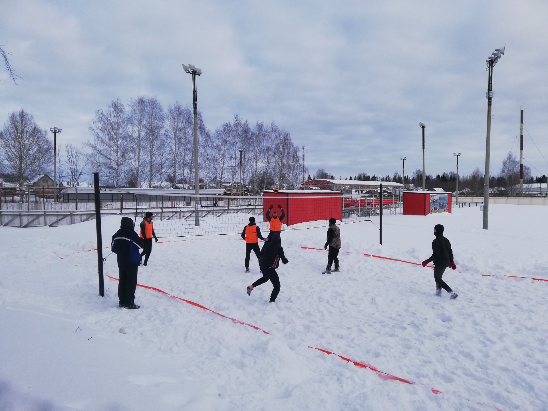 Агрызцы сыграли в снежный воллейбол