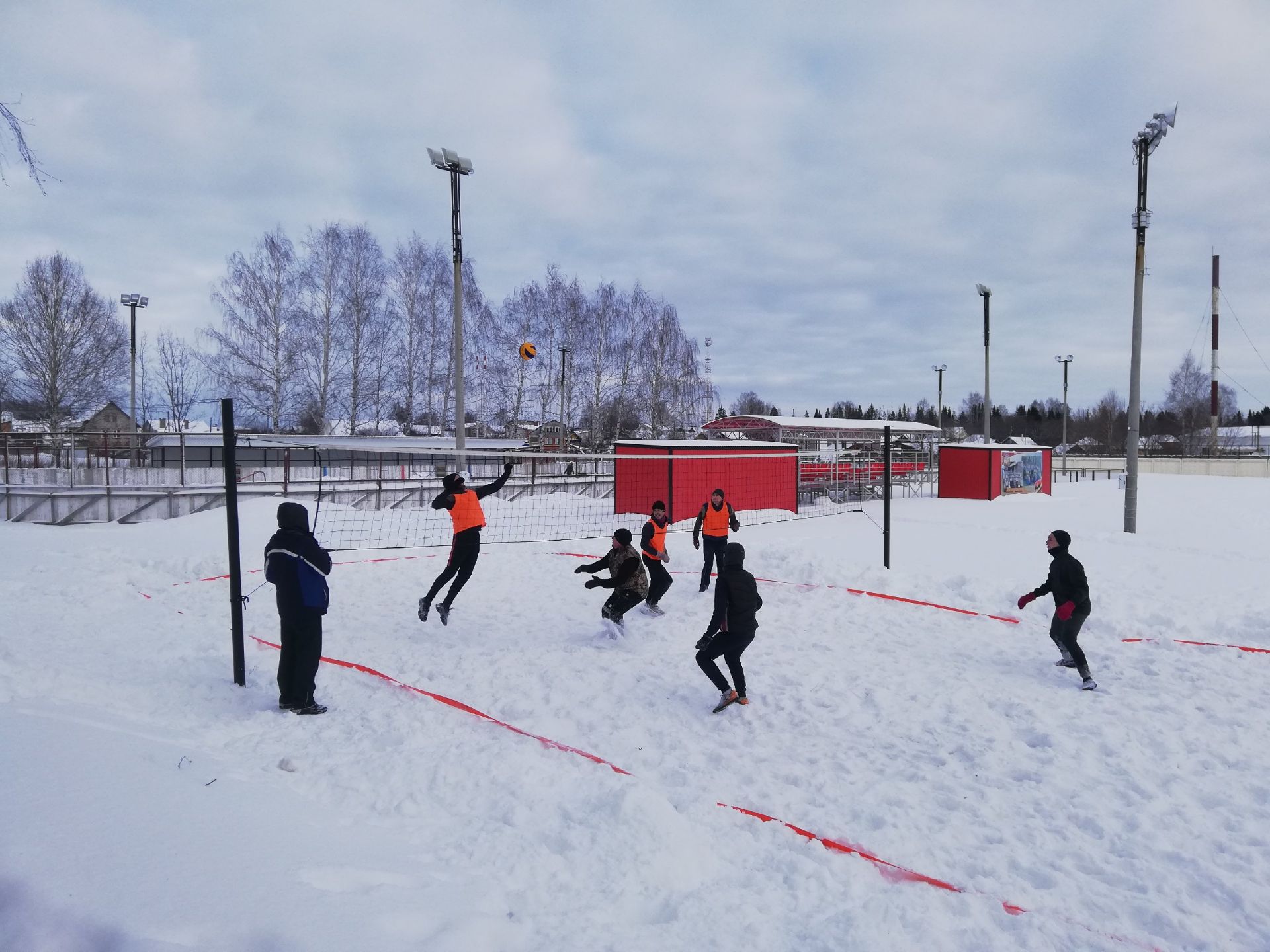 Агрызцы сыграли в снежный воллейбол