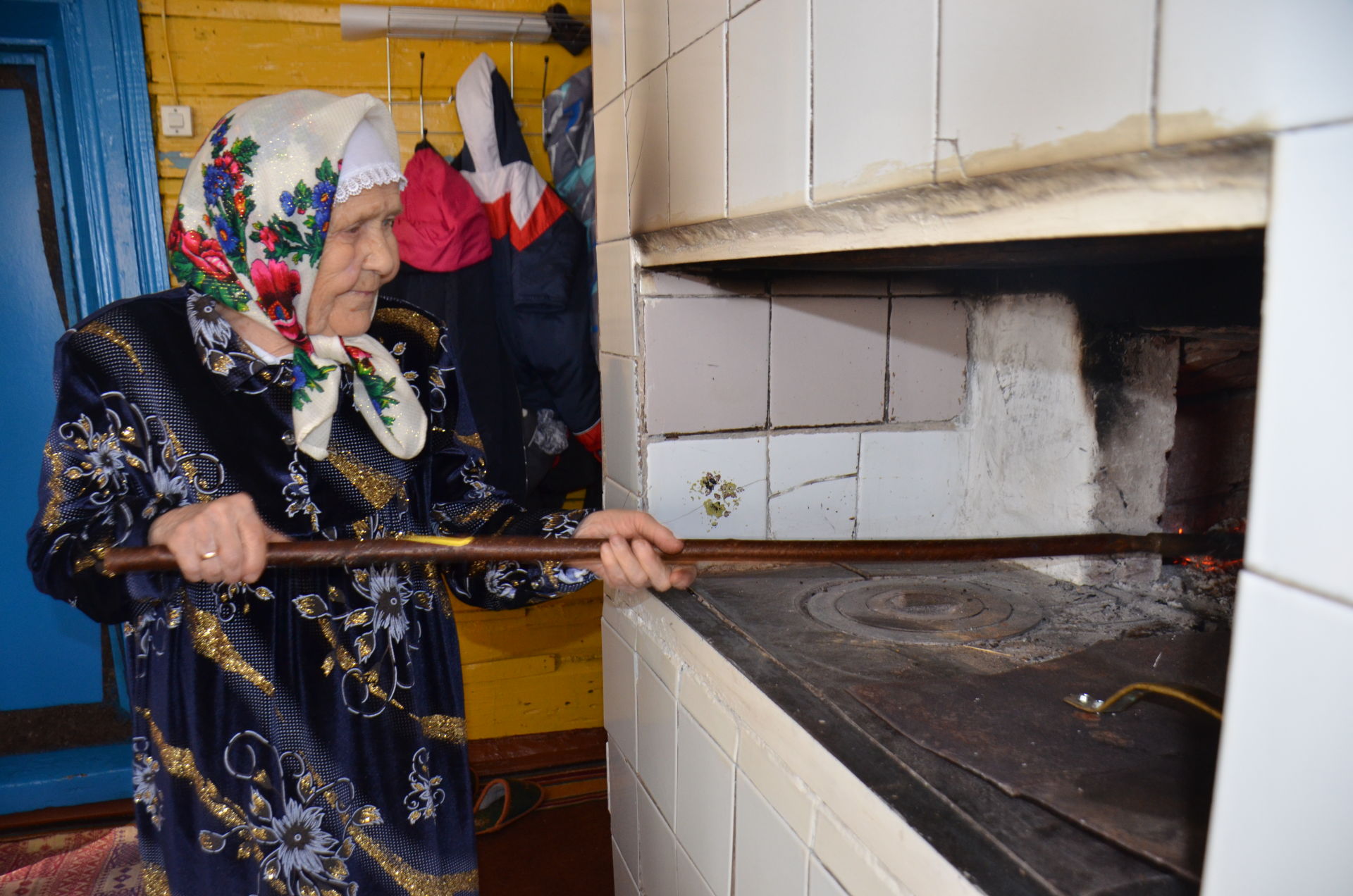 90-летняя Гульсияр Багавиева все еще радует близких вкуснейшими пирогами из печи