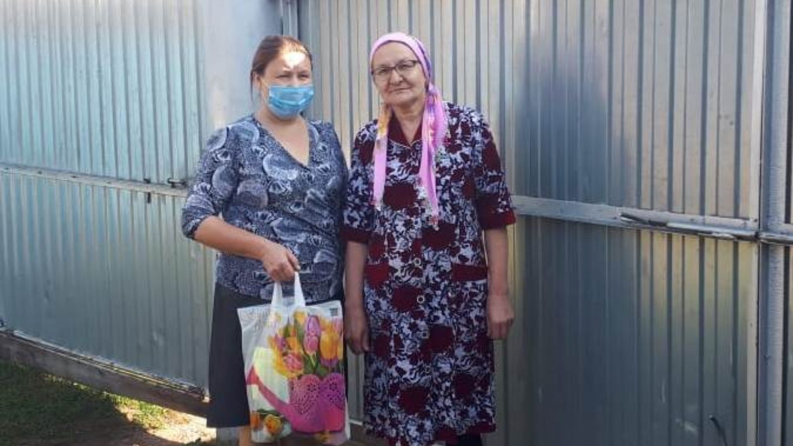 Пожилым жителям Девятернинского сельского поселения раздали набор продуктов