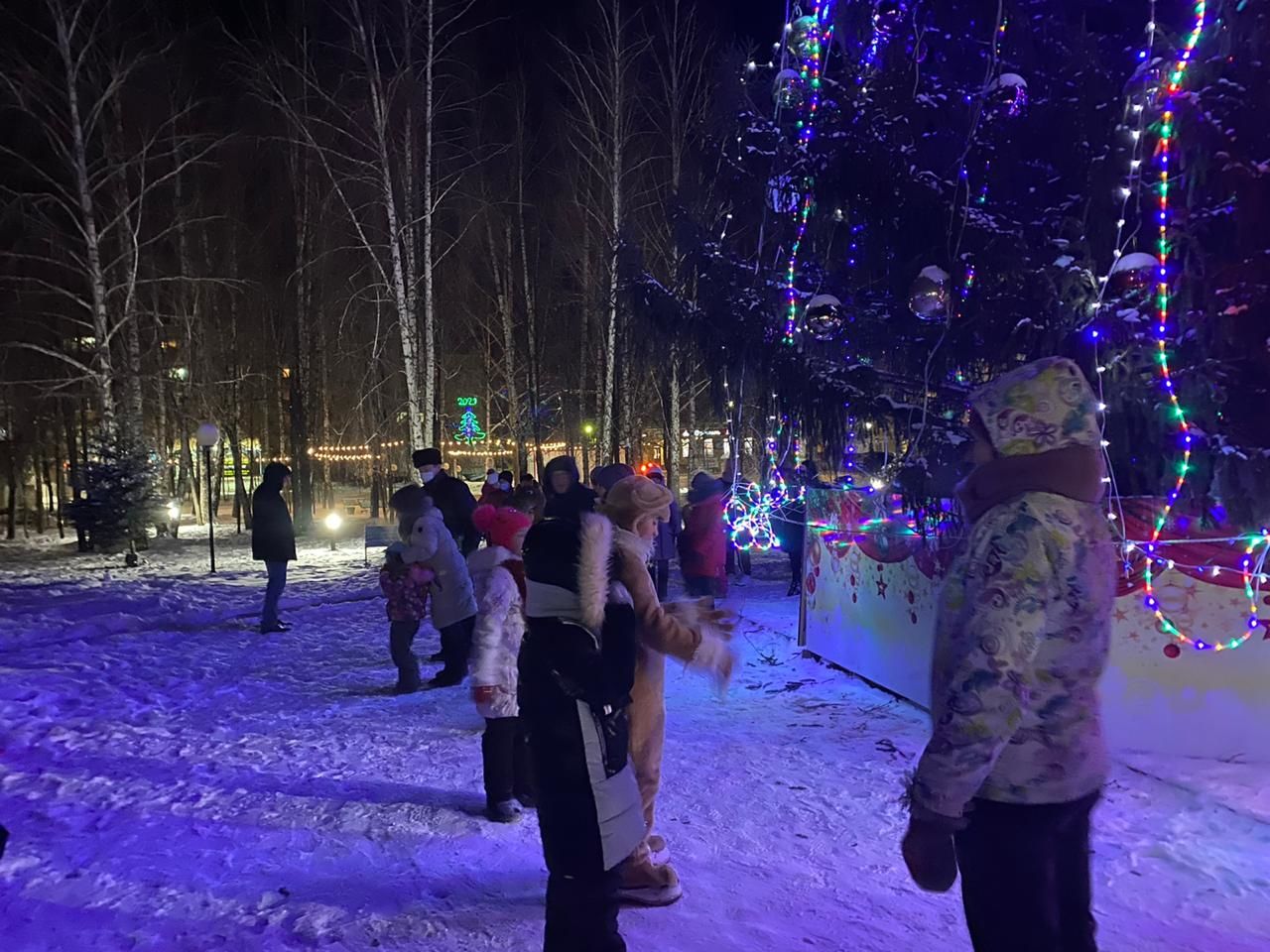 Агрызцы собрались на новогодний хоровод у центральной елки