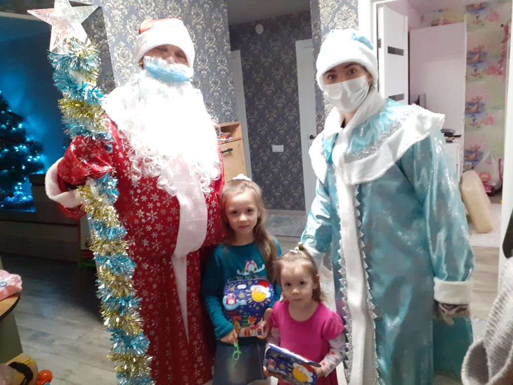 Активисты ТОС "Альфа" поздравили детей с Новым годом