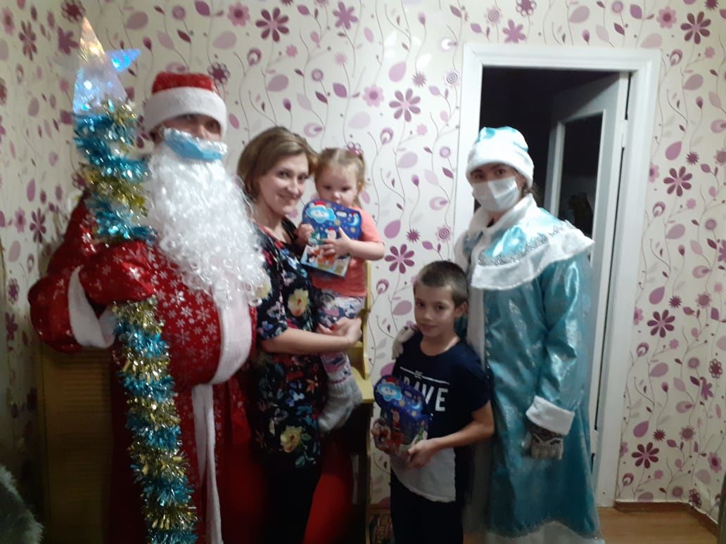 Активисты ТОС "Альфа" поздравили детей с Новым годом