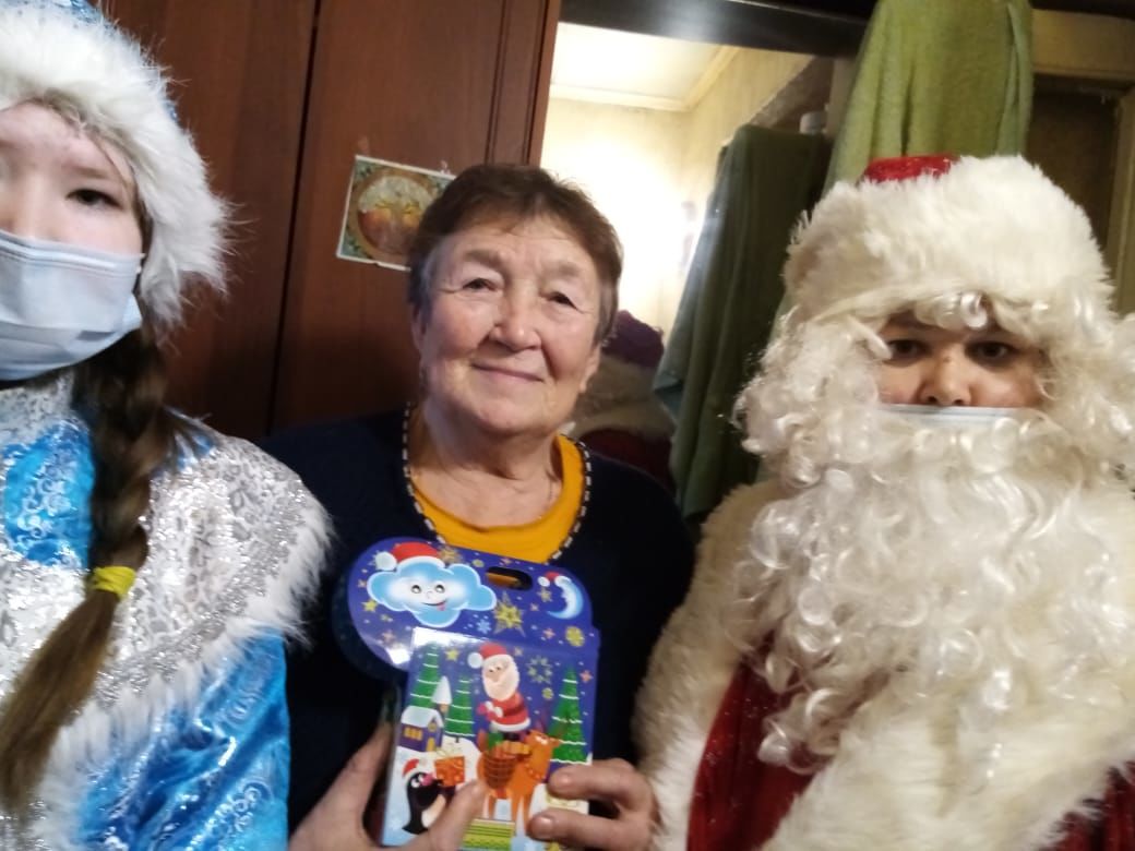 Активисты ТОС "Кировское" поздравили детей с Новым годом
