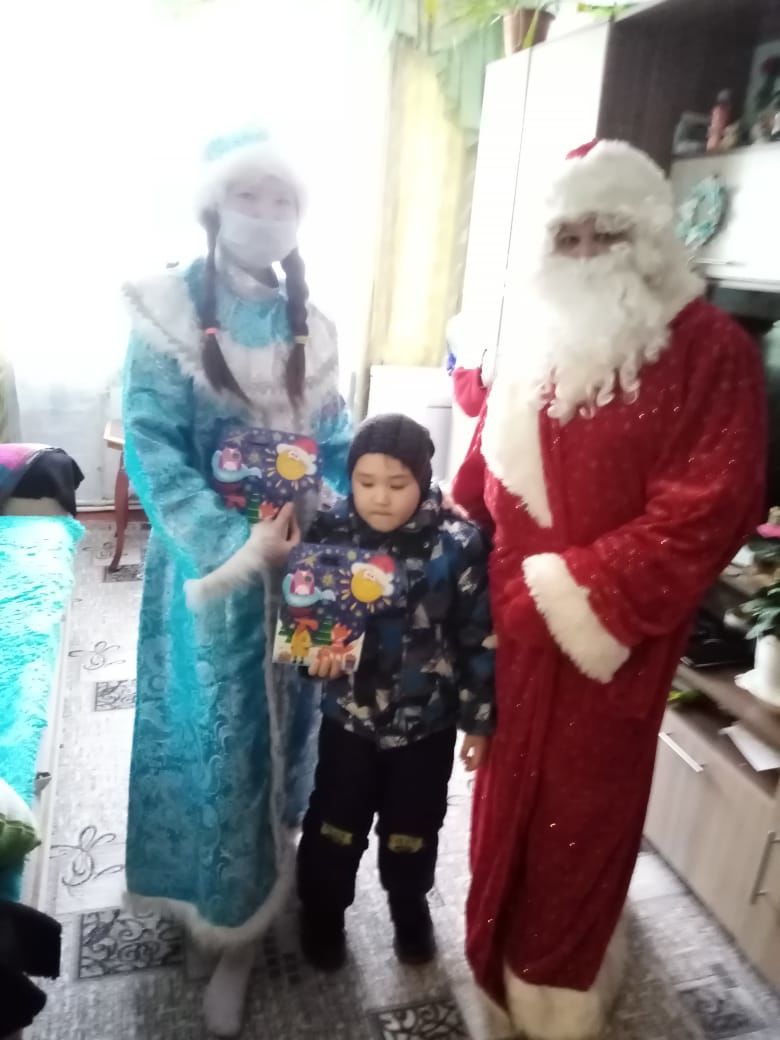 Активисты ТОС "Кировское" поздравили детей с Новым годом