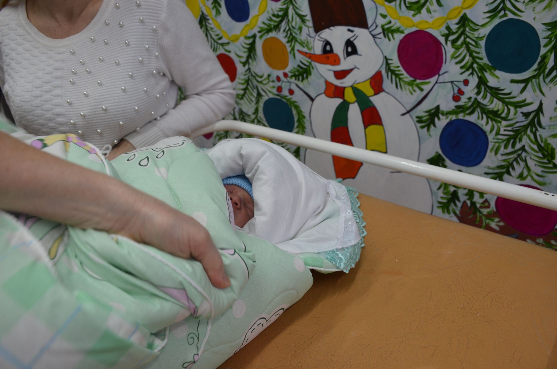 Жительнице Агрызского района вручили коробку новорожденного по нацпроекту "Демография"
