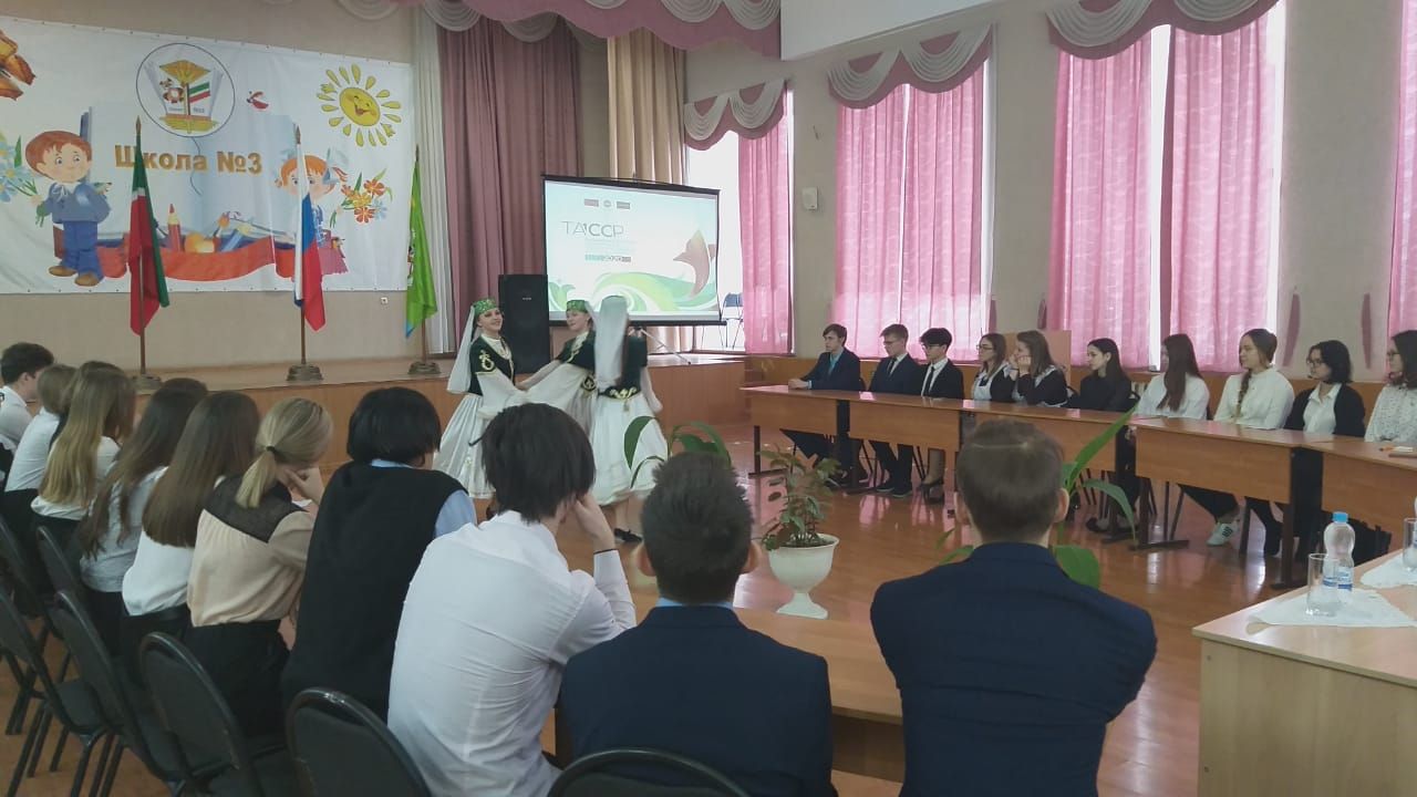 Для школьников в Агрызе прошел Парламентский урок-2020 с участием депутата
