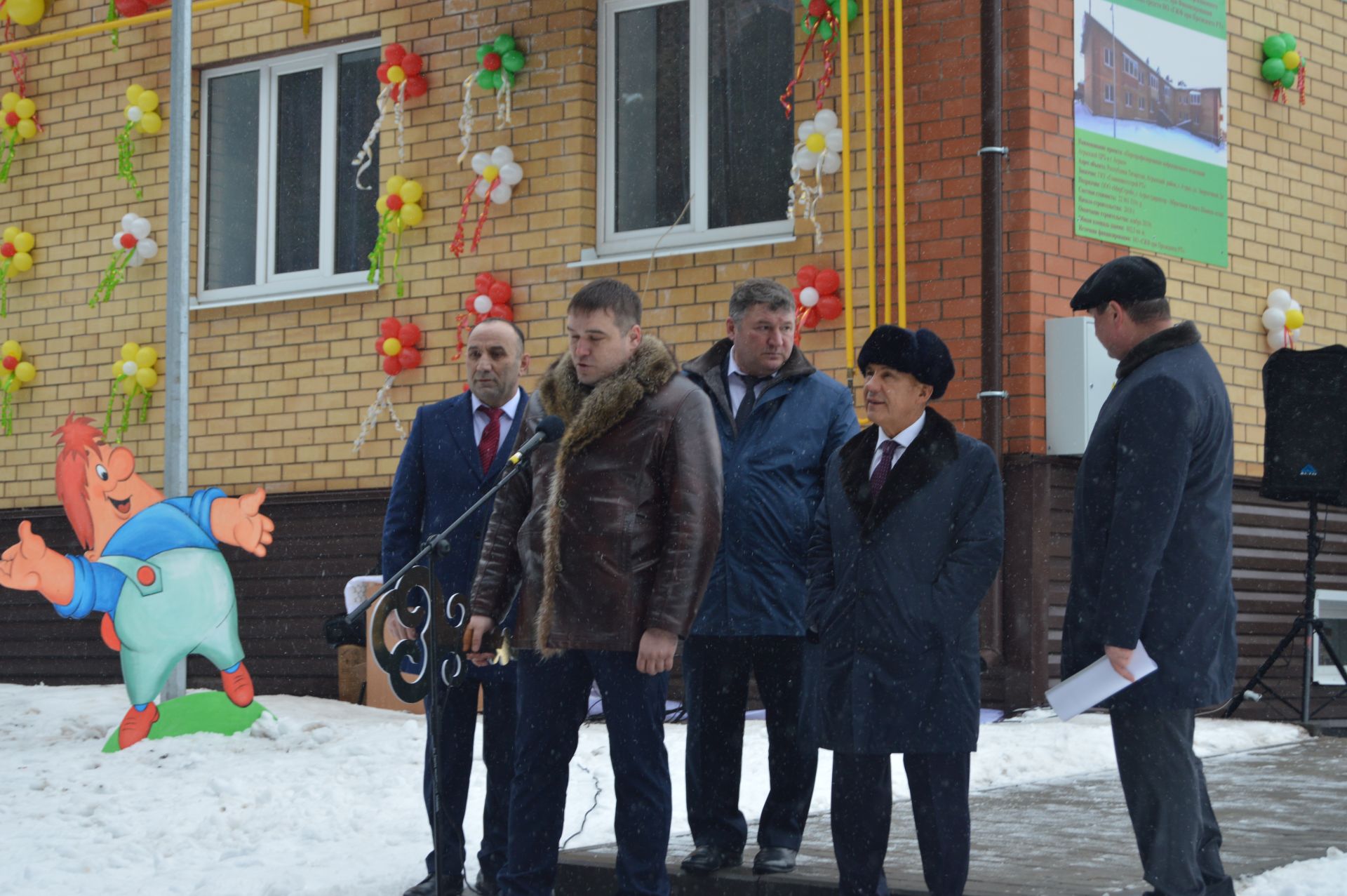 Президент Татарстана принял участие в торжественной церемонии в честь заселения нового дома в Агрызе