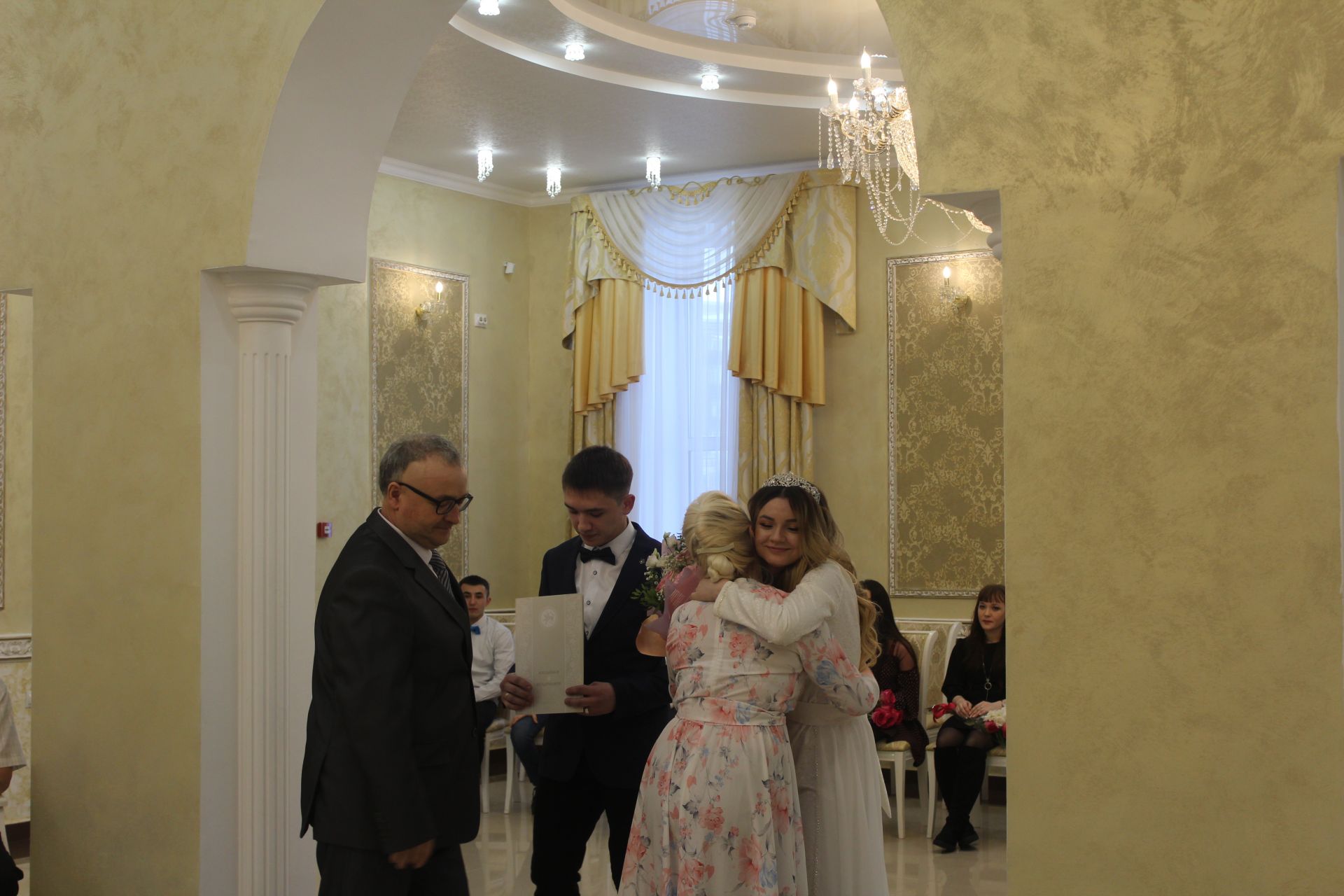 Молодоженам Агрызского района в «зеркальную дату» торжественно вручили юбилейную медаль