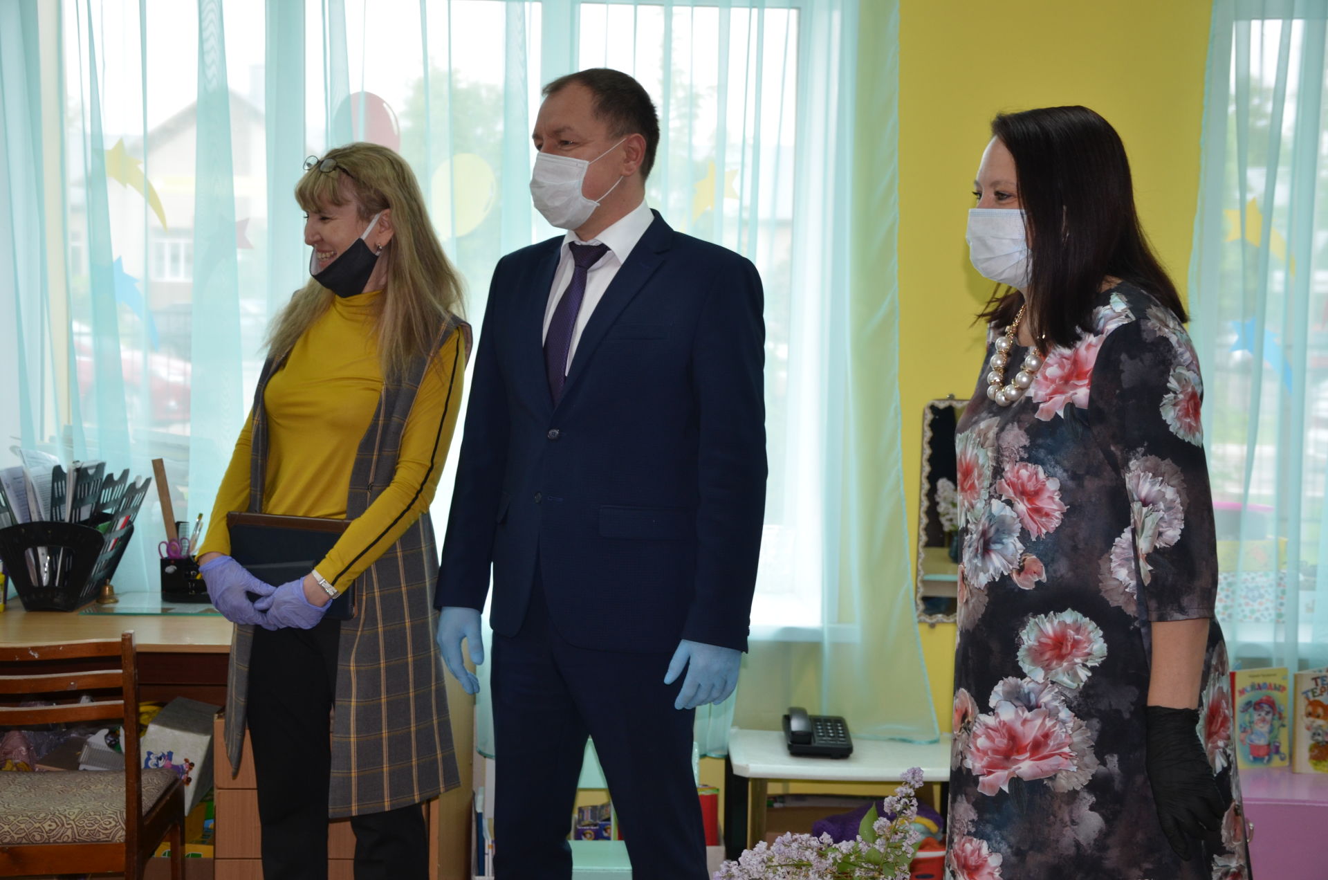 Район башкарма комитеты җитәкчесе вазифаларын башкаручы Азат Вәлиев балаларны бәйрәм белән котлады