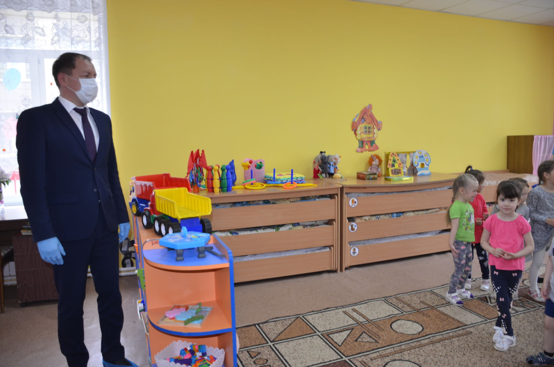 Район башкарма комитеты җитәкчесе вазифаларын башкаручы Азат Вәлиев балаларны бәйрәм белән котлады