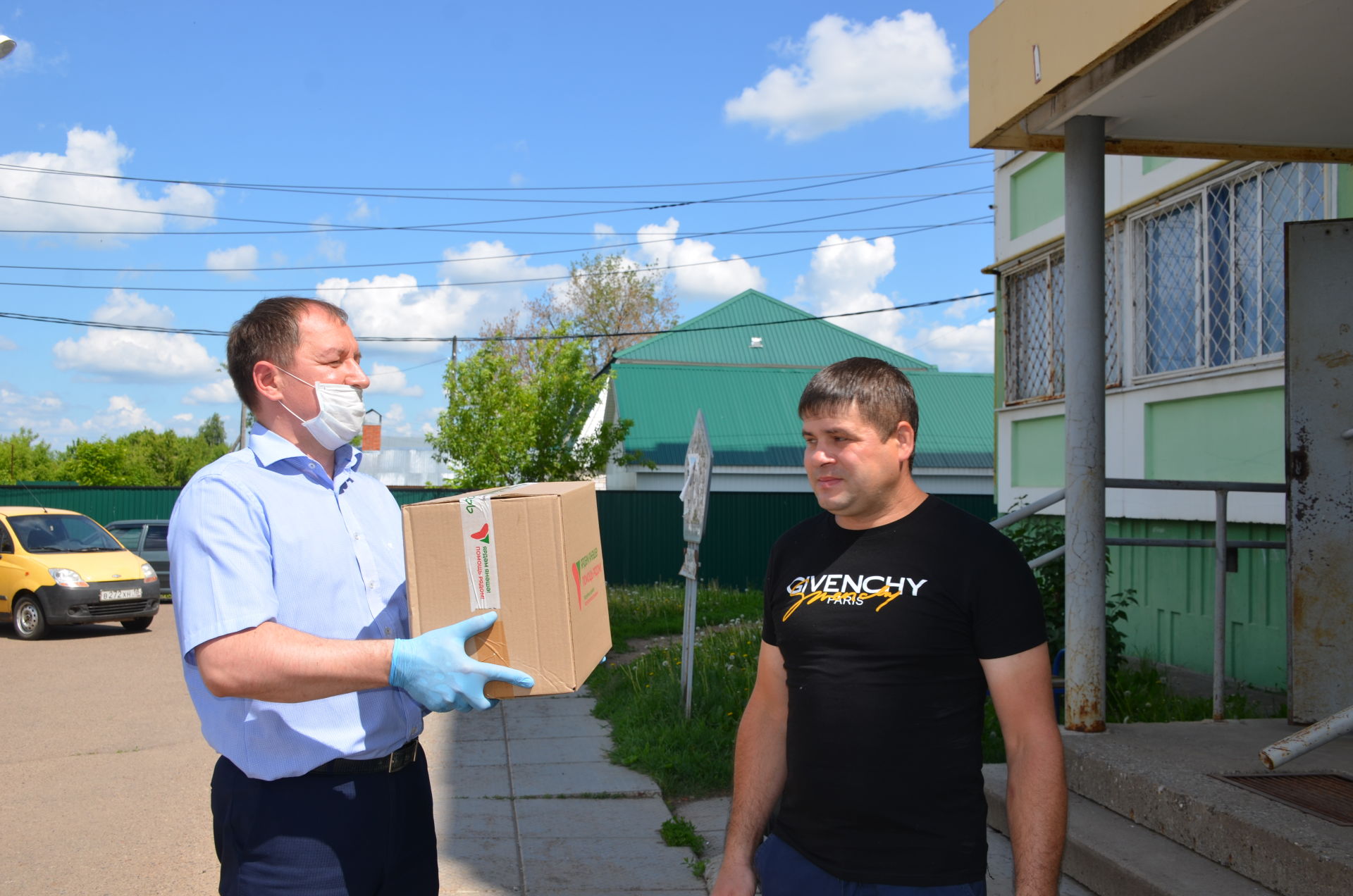 Фура “Ярдәм янәшә! Помощь рядом!” в третий раз доставила в Агрыз продовольственные наборы