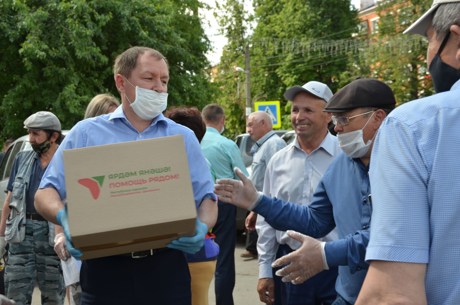 Фура “Ярдәм янәшә! Помощь рядом!” в третий раз доставила в Агрыз продовольственные наборы