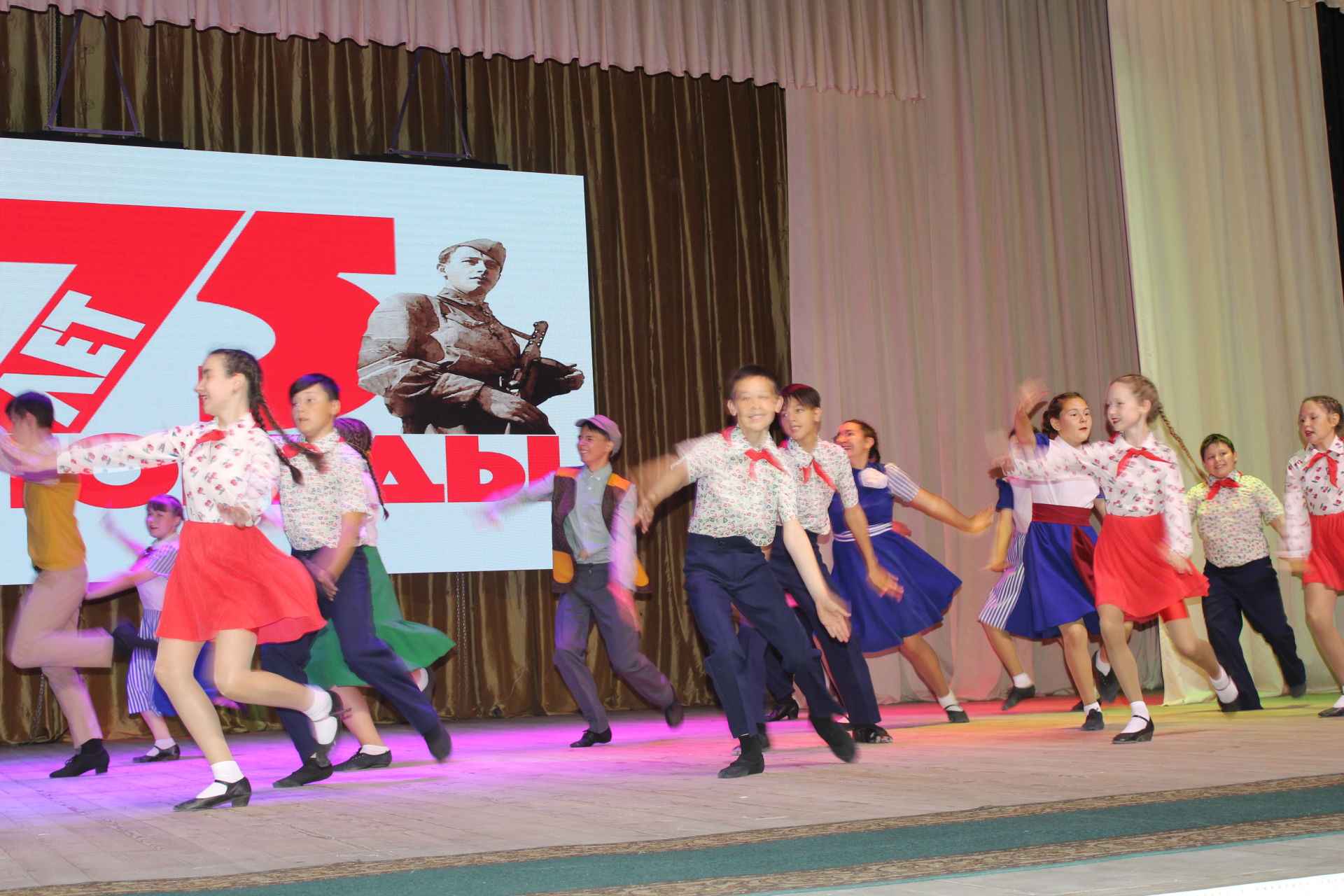 Агрызским школам вручили книги&nbsp;«Татарстан: все для фронта, все для Победы»