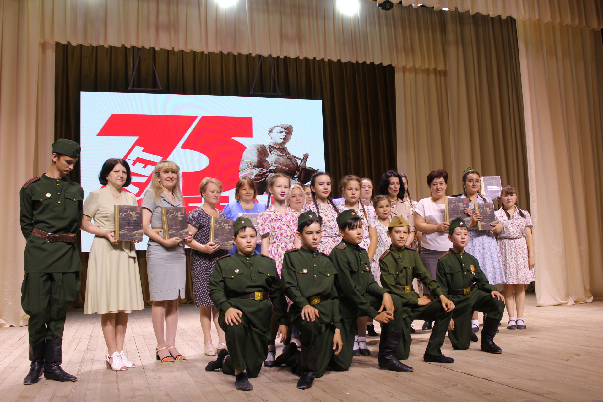 Агрызским школам вручили книги&nbsp;«Татарстан: все для фронта, все для Победы»