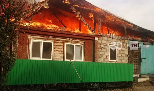 В страшном пожаре сгорели частный дом, гараж и баня