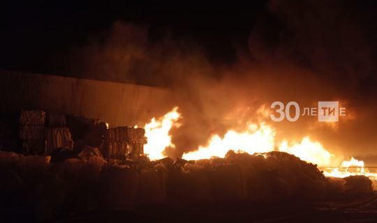 37 единиц техники и более 100 человек тушили ночью в Казани крупный пожар