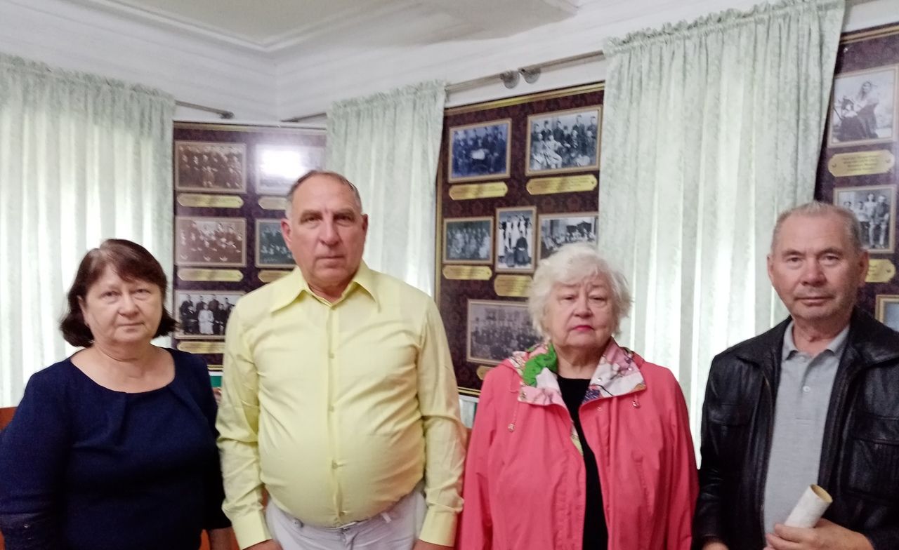 В Иж-Бобье состоялось торжественное вручение генеалогического древа чете из Казани