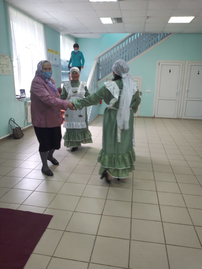 Члены ансамбля ветеранов села Исенбаево пришли на выборы в национальных костюмах