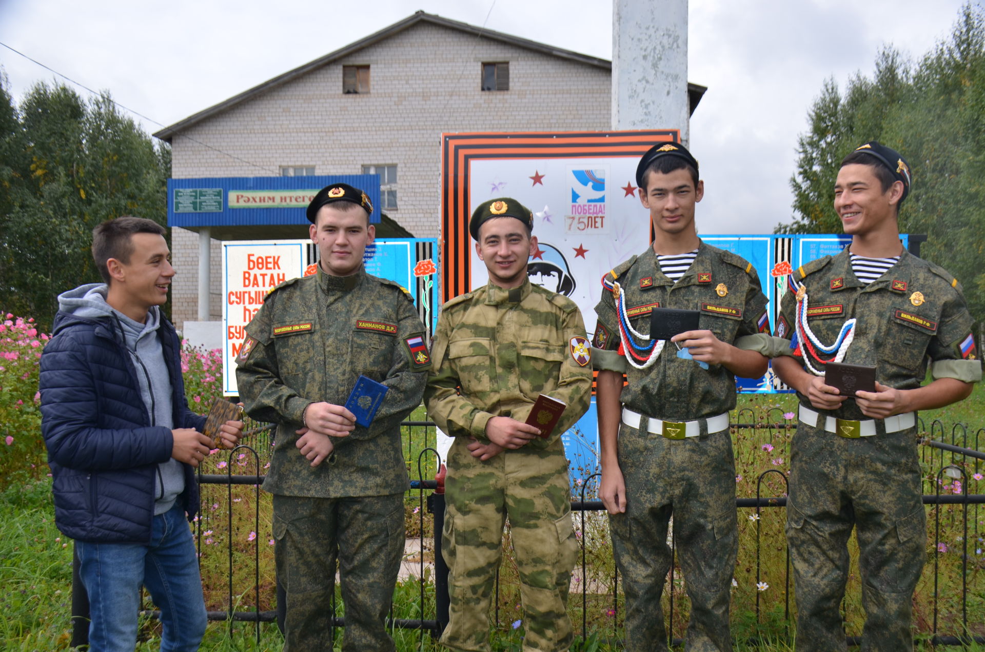 На избирательный участок в Агрызском районе пришли юноши в солдатской форме