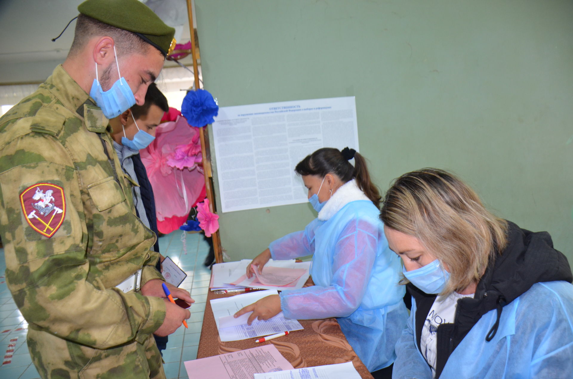 На избирательный участок в Агрызском районе пришли юноши в солдатской форме