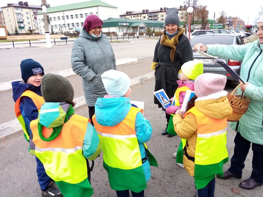 Малыши в Агрызе приняли участие в акции "Засветись!"