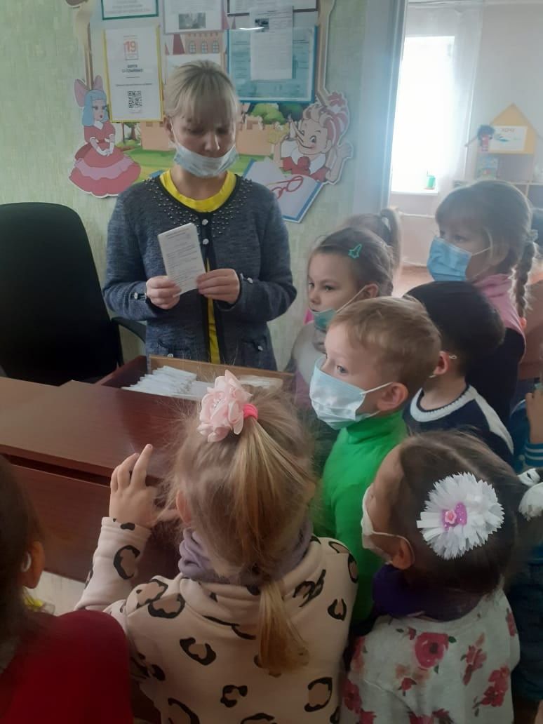 Воспитанники детского сада №5 совершили экскурсию в библиотеку