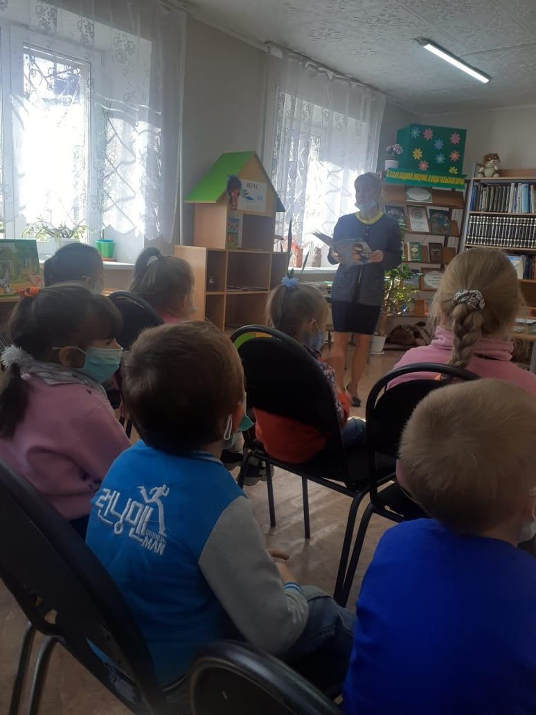 Воспитанники детского сада №5 совершили экскурсию в библиотеку