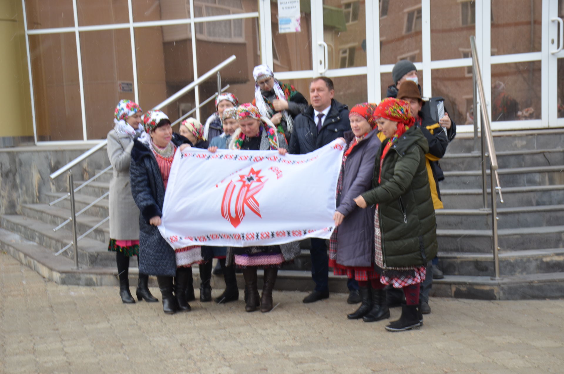 В Агрызе торжественно передали флаг Всеудмуртской ассоциации «Удмурт кенеш» малопургинской делегации