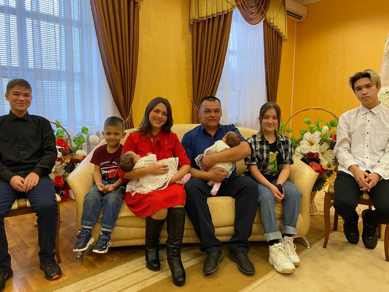 Сотрудники Госавтоинспекции Татарстана вручили автокресла многодетной семье