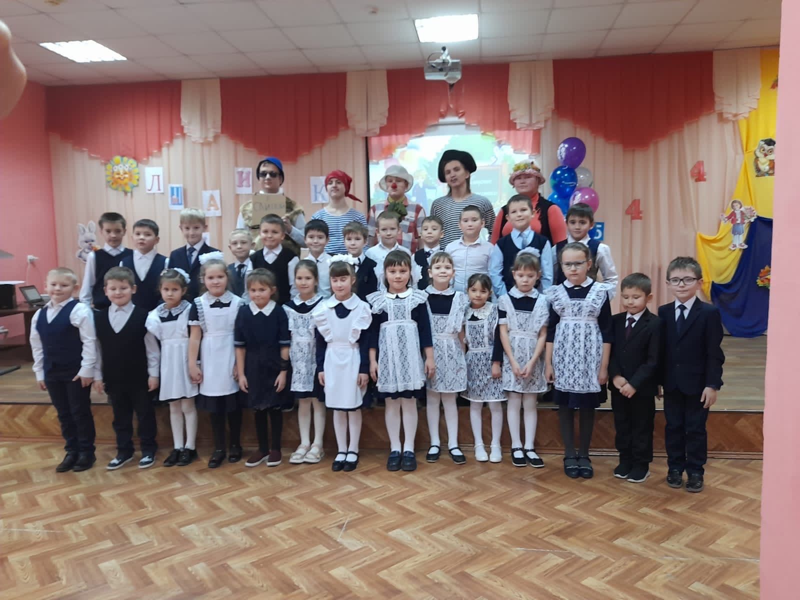 В гимназии №1 состоялся праздник "Посвящение в первоклассники"