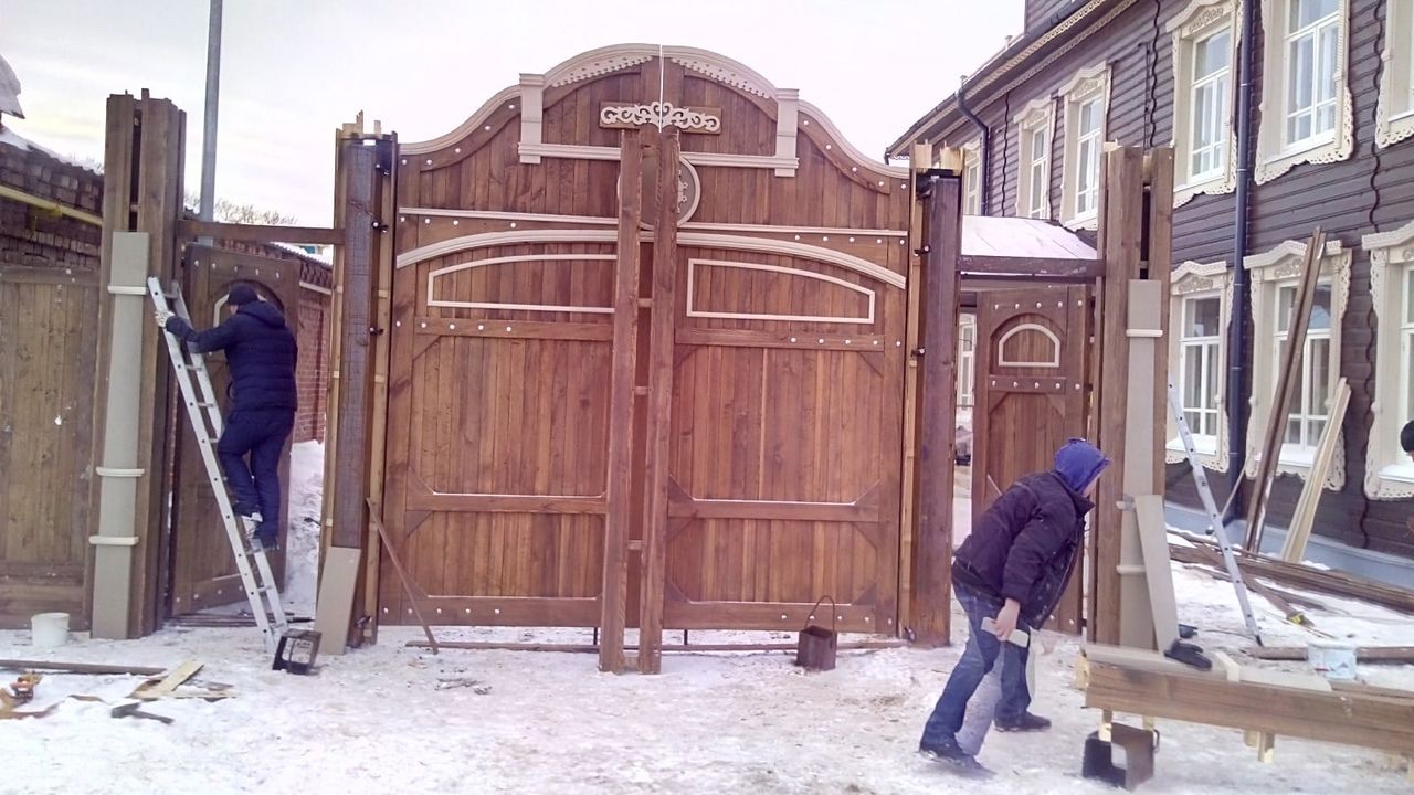В Иж-Бобые установили ворота на усадьбе известного купца Хаджи-бая