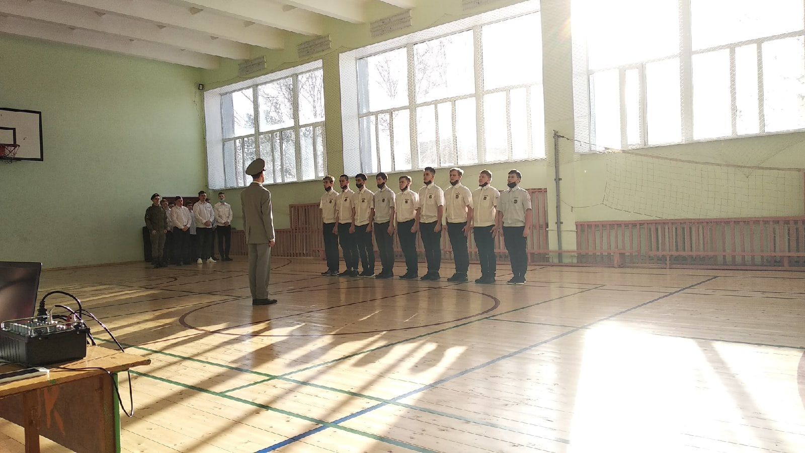 Посмотреть на выступление студентов на "Смотре песни и строя" пришел лично военком района