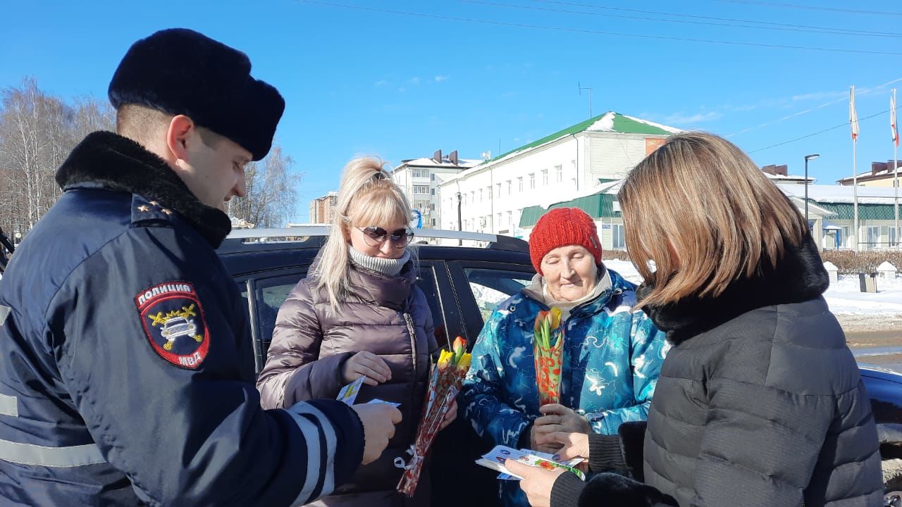 Сотрудники ГИБДД поздравили женщин за рулем с наступающим 8 марта