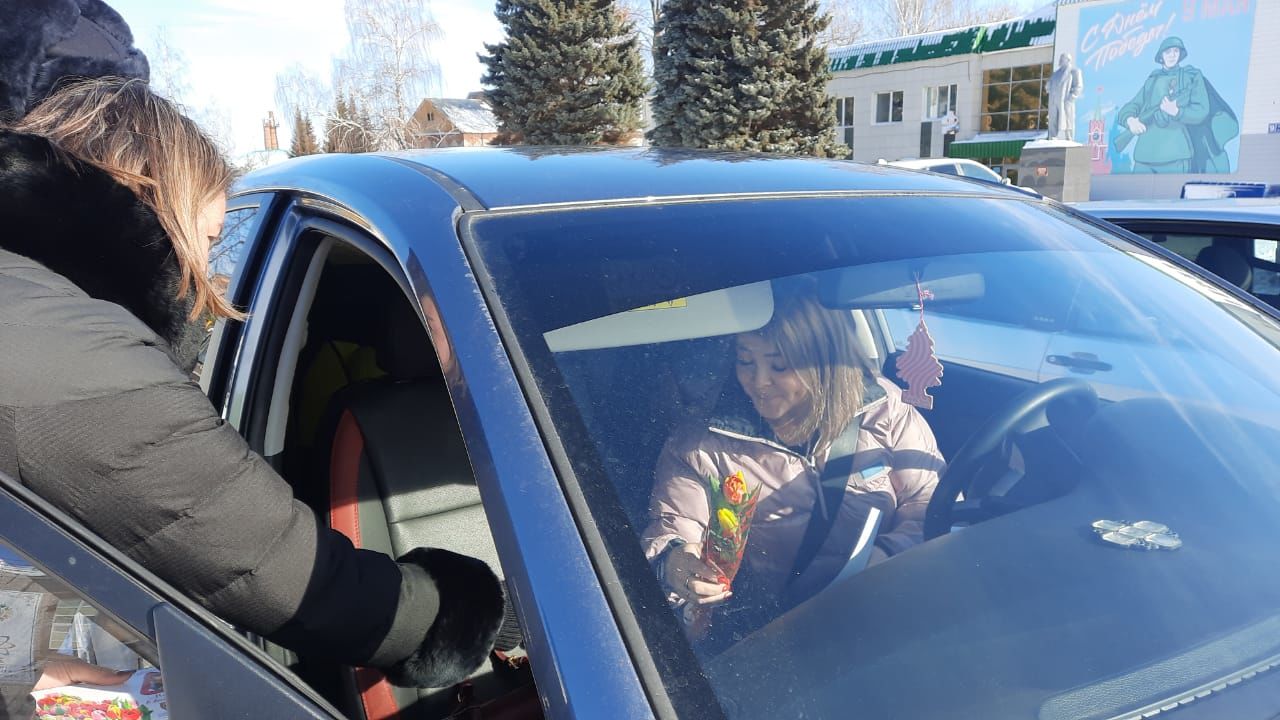 Сотрудники ГИБДД поздравили женщин за рулем с наступающим 8 марта
