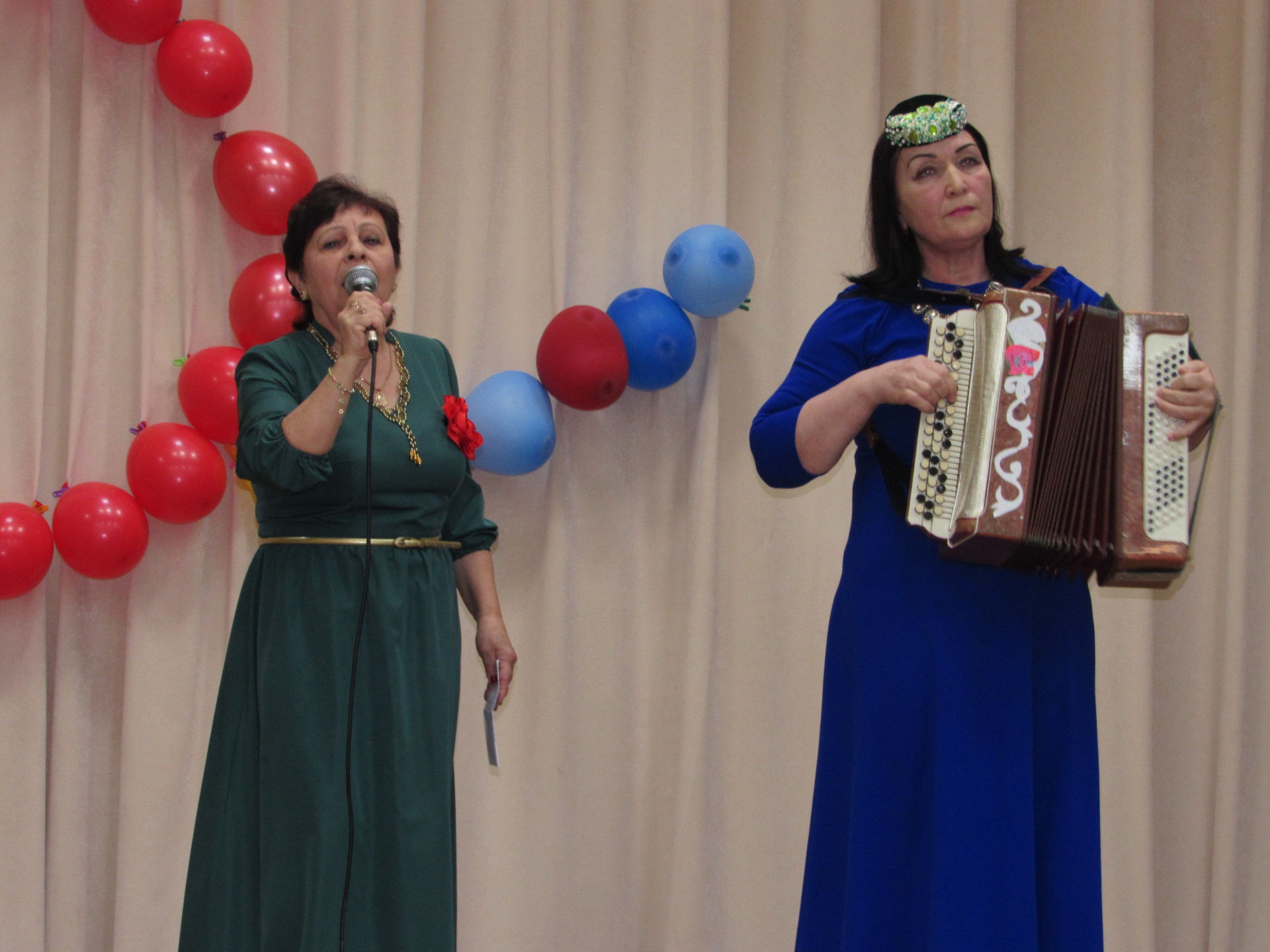 Любимым, нежным и прекрасным: В ГДК имени Л.Айтуганова прошел праздничный концерт