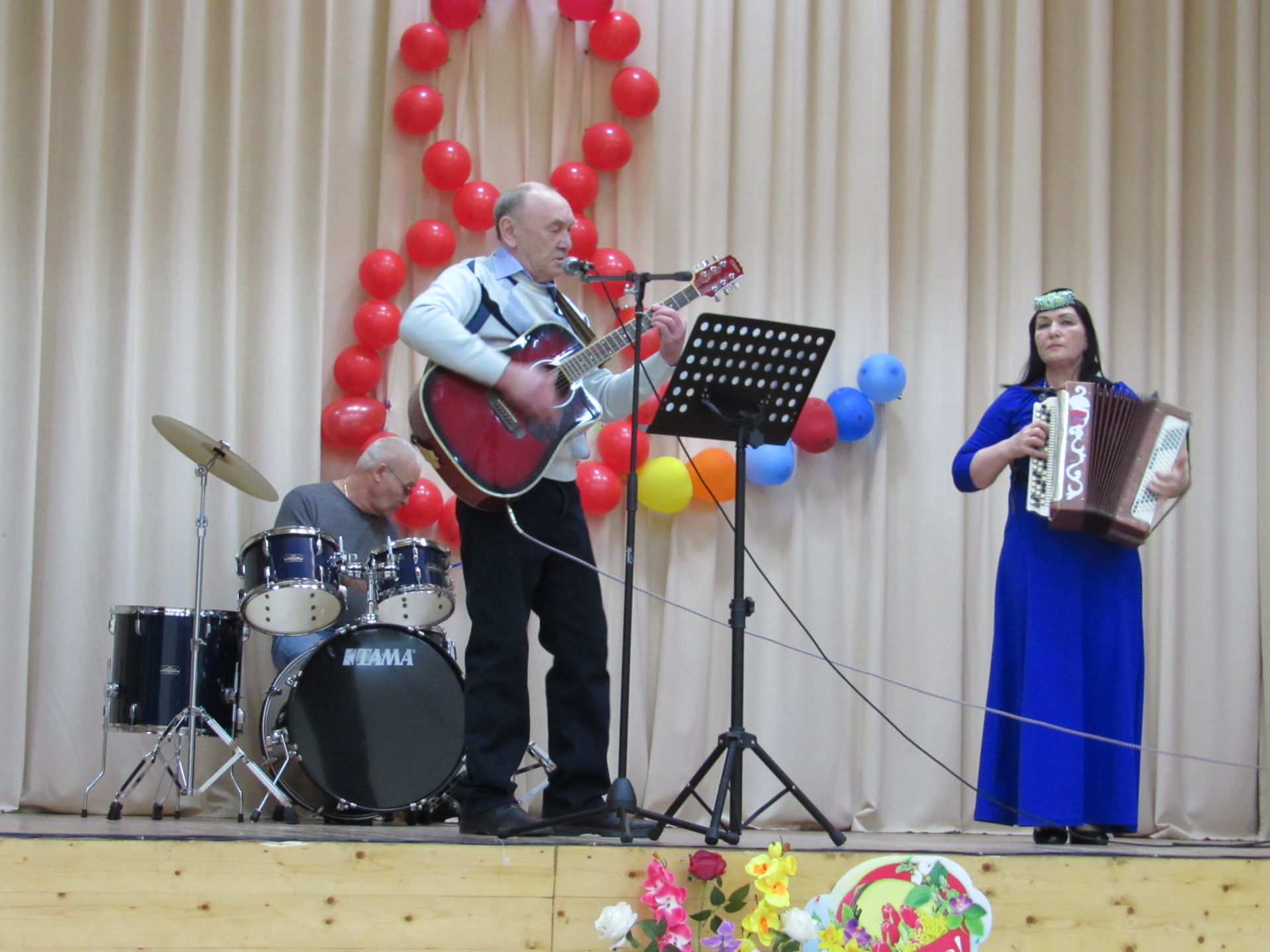 Любимым, нежным и прекрасным: В ГДК имени Л.Айтуганова прошел праздничный концерт