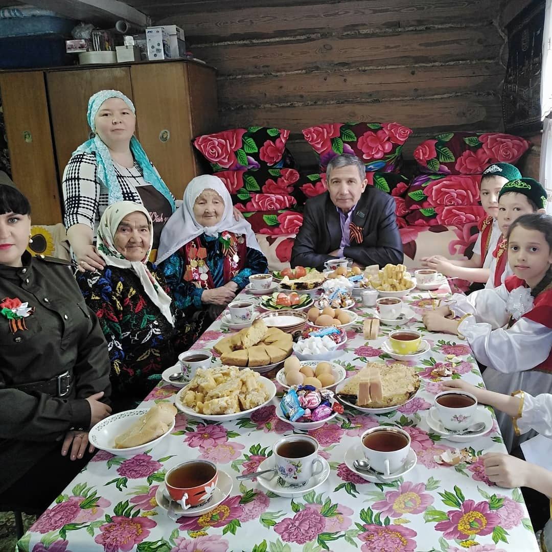 Ветерану тыла Умменисе Ганиевой подарили альбом с фотографиями