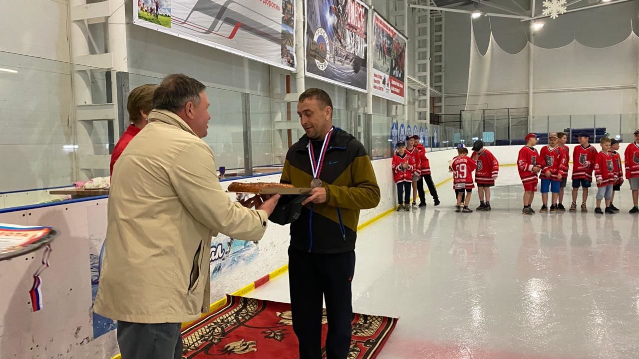 Агрызский "Спутник" - победитель Открытого хоккейного турнира