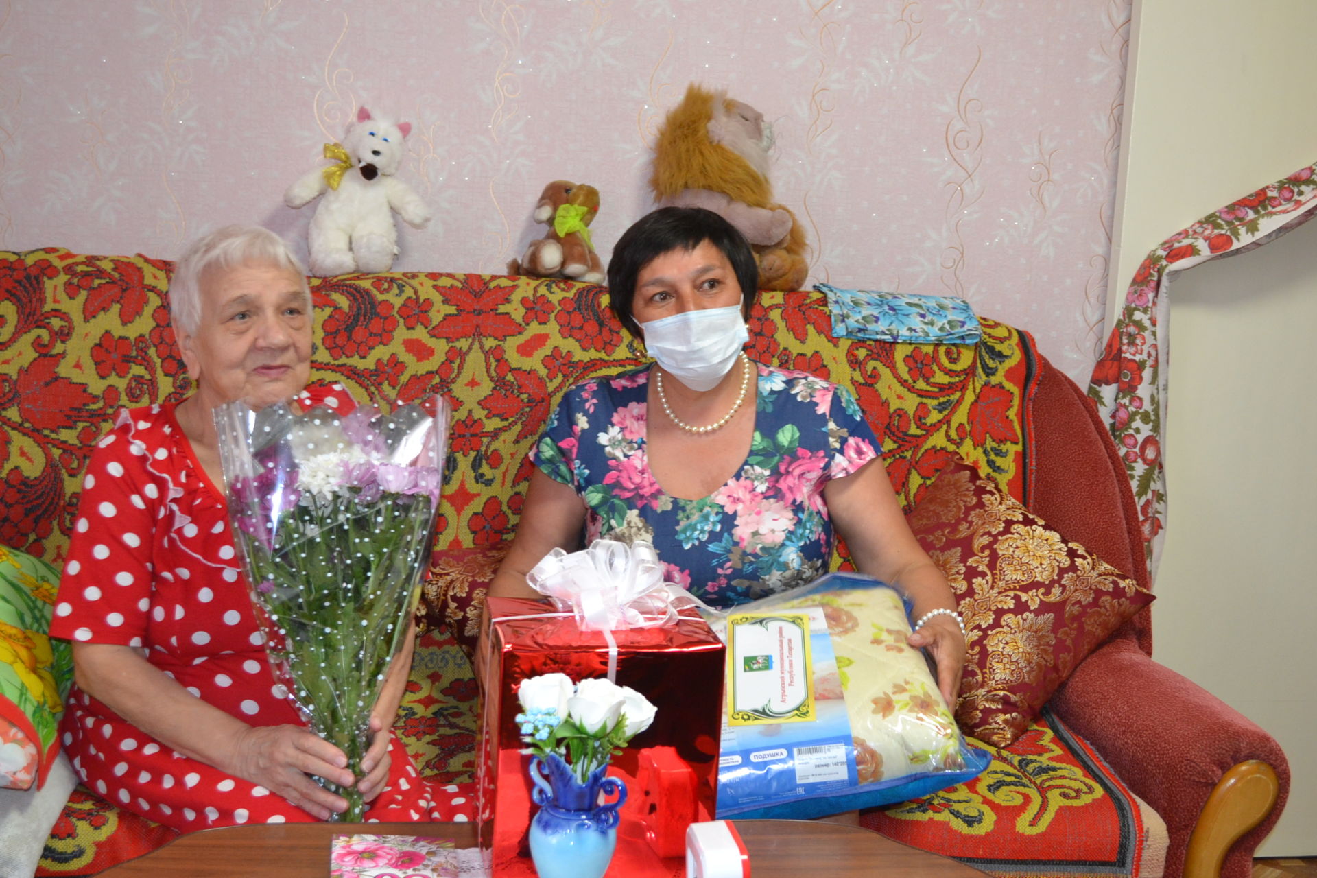 Сегодня свой 80-летний юбилей отмечает  Валентина Титова