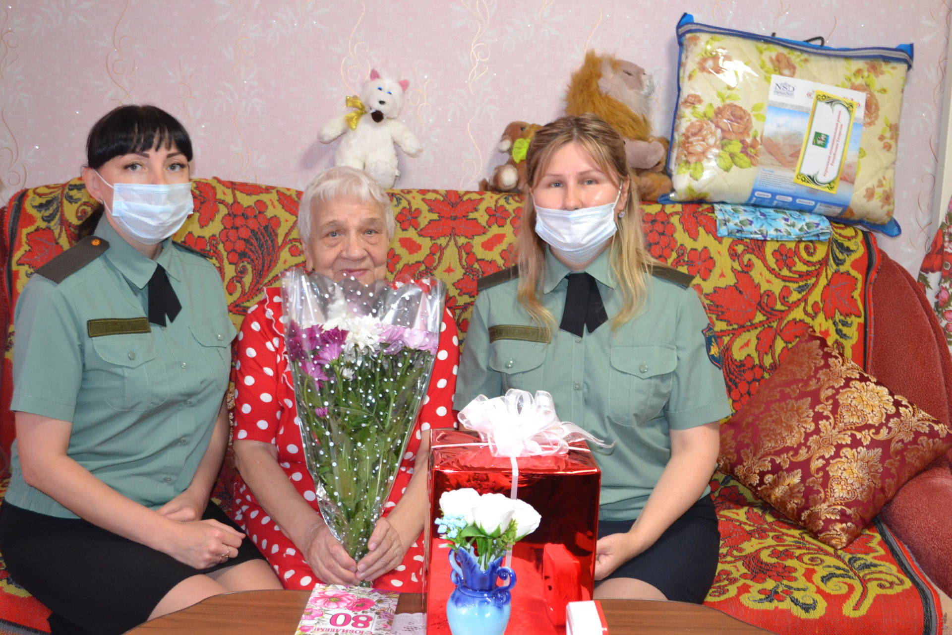 Сегодня свой 80-летний юбилей отмечает  Валентина Титова